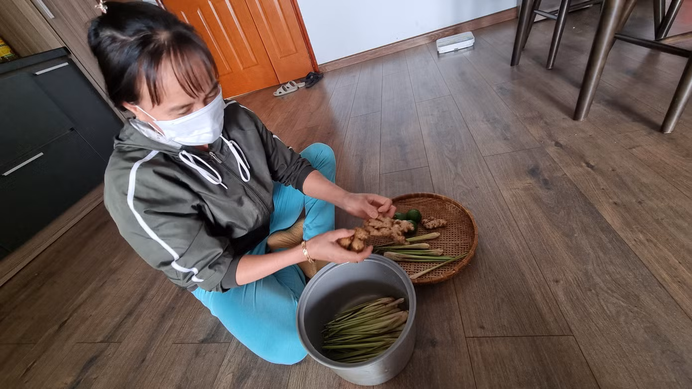 Bà Ngô Thị Hồng (quận Cẩm Lệ) cho hay bà thường xuyên nấu các nguyên liệu trên để xông. "Mỗi lần xông xong thở rất dễ chịu, đầu óc thoải mái. Ngoài ra, đọc báo thấy xông hơi nóng còn vô hiệu hoá sự lây nhiễm của vi rút trong giai đoạn mới nhiễm", bà chia sẻ.