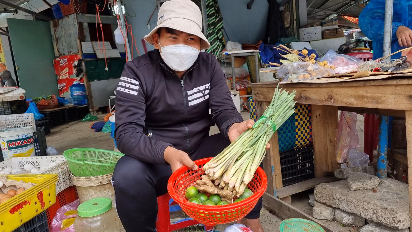 Do nhu cầu tăng cao nên những ngày qua giá của các mặt hàng này cũng tăng lên. Chanh có giá 25.000 đồng/kg, tăng khoảng 10.000 đồng. Sả có giá 20.000 đồng/kg, tăng 5.000 đồng. Gừng có giá từ 25.000 - 30.000 đồng/kg, tăng gấp rưỡi trước đây.