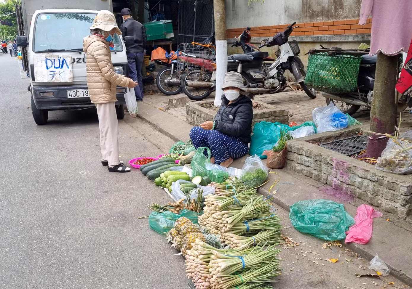 Vài ngày trở lại đây, khi Đà Nẵng cho học sinh cấp I, mầm non đi học lại, nhu cầu mua gừng, sả, chanh về xông tại nhà ngày càng tăng cao.
