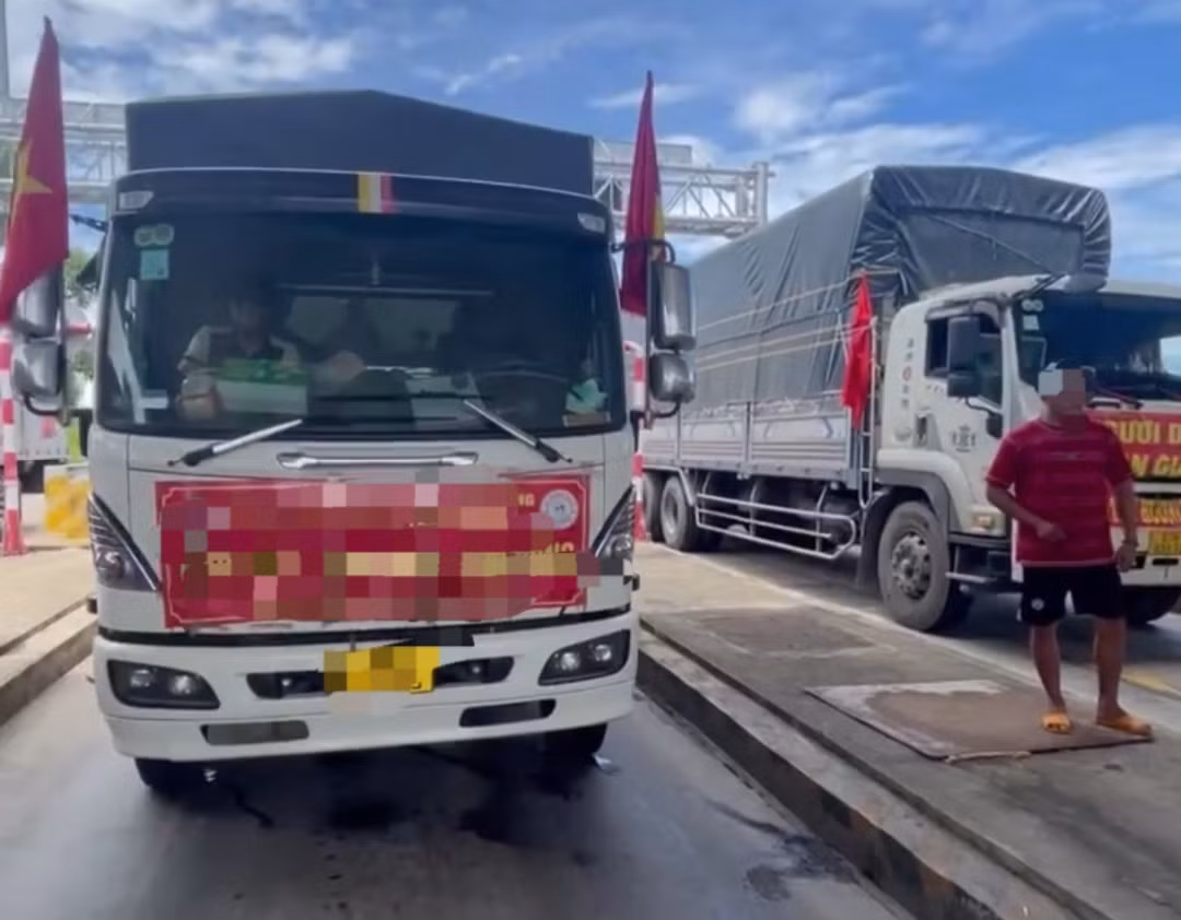 Xe tải 49H-01.XXX chở theo nhiều hàng hóa và thu cước vận chuyển sau khi đi cứu trợ về. Xe tải 49H-01.XXX chở theo nhiều hàng hóa và thu cước vận chuyển sau khi đi cứu trợ về.