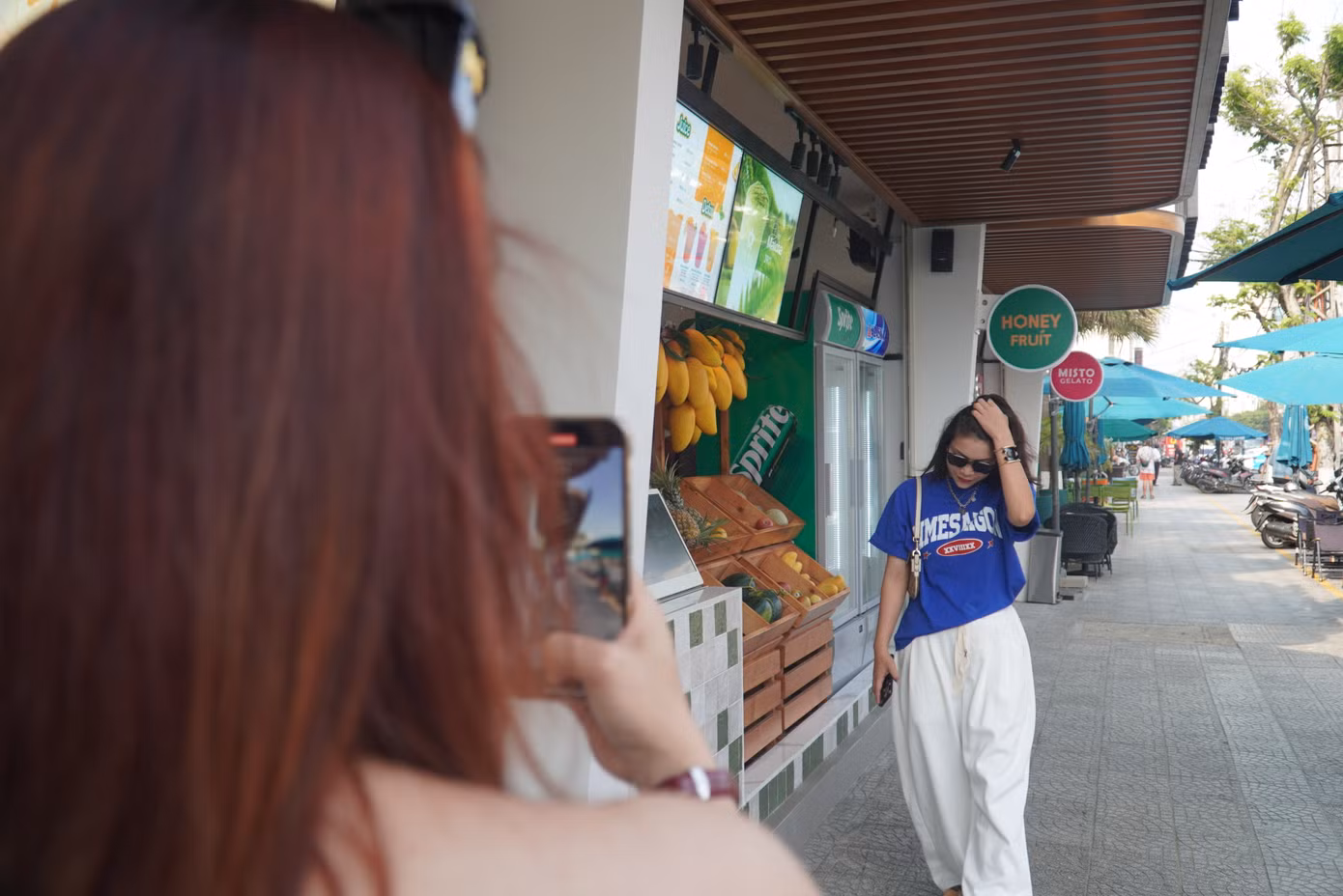 Từ "toạ độ mới nổi" này, du khách di chuyển đến công viên biển Đông, cầu Rồng, phố Tây, trung tâm thành phố... để vui chơi, mua sắm cũng rất thuận tiện.