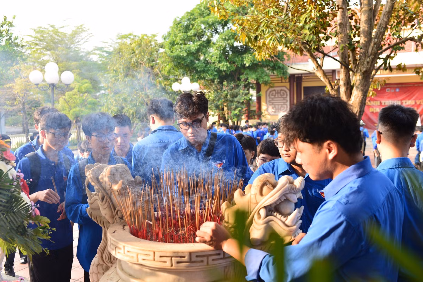 Sinh viên trường ĐH Bách khoa (ĐH Đà Nẵng) trong hành trình tìm về địa chỉ đỏ.