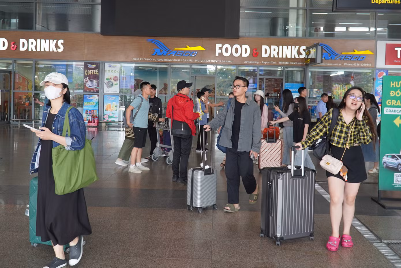 Ông Cao Trí Dũng - Chủ tịch Hiệp hội Du lịch Đà Nẵng - cho hay dự kiến lượng khách dịp lễ này sẽ tăng khoảng 20% so với cùng kỳ năm ngoái. Hiện khối khách sạn ven biển đạt công suất phòng lớn, một số cơ sở "cháy" phòng.
