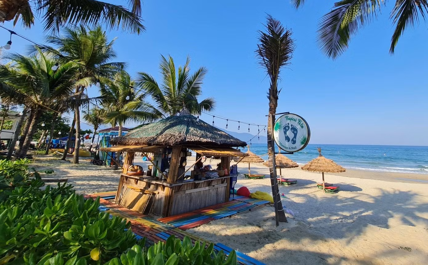 Khu vực mát-xa trị liệu bên bãi biển hiền hòa, phục vụ từ chiều tới đêm.