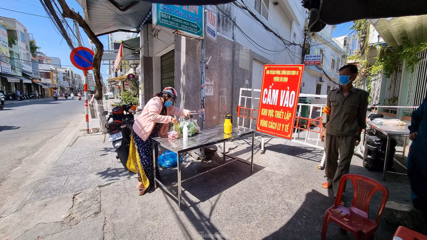 Các hộ dân trong khu phong tỏa chỉ được nhận hàng hóa từ bên ngoài vào, tuyệt đối không đưa từ bên trong ra để tránh lây nhiễm. Ảnh: Thanh Trần.