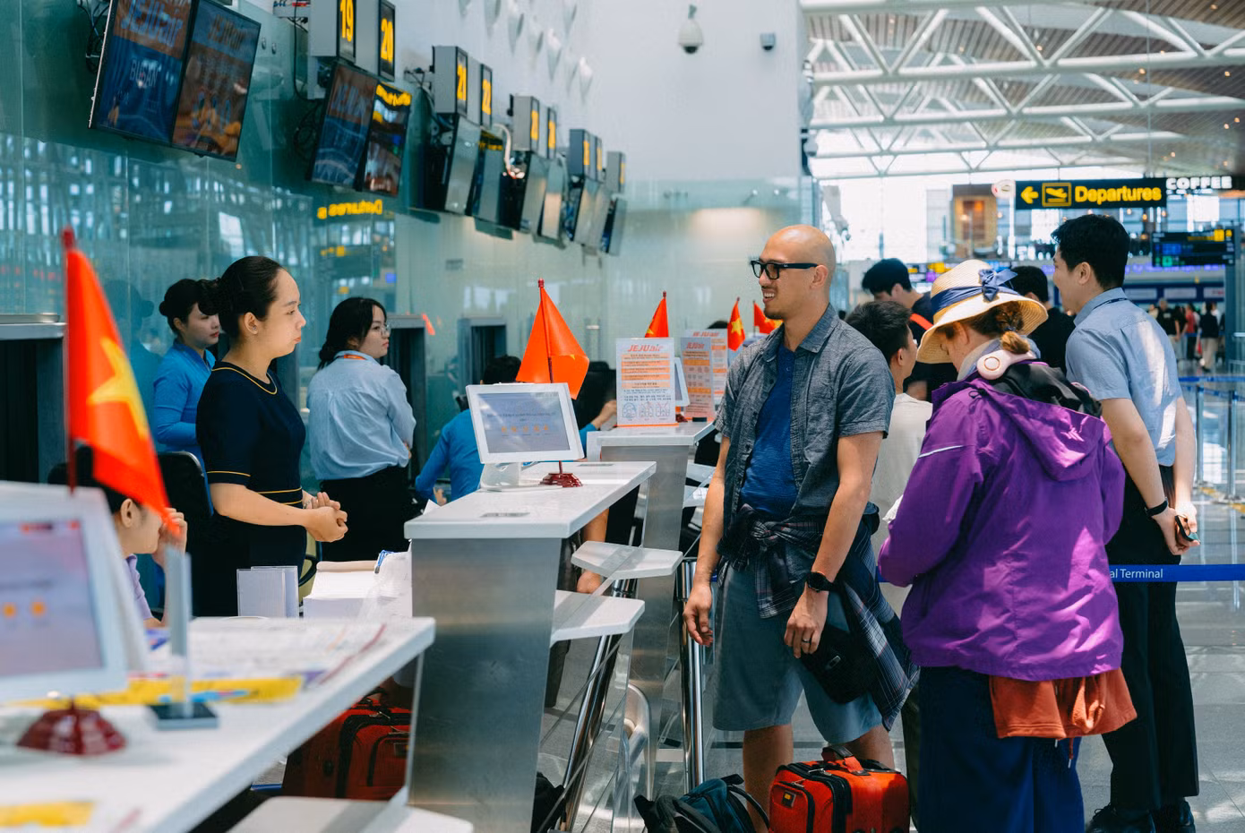 Mỗi quầy làm thủ tục đều cắm cờ Tổ quốc, hoà chung trong ngày lễ lớn của dân tộc. Đà Nẵng đã chuẩn bị nhiều sản phẩm du lịch phục vụ du khách như các hoạt động vui chơi giải trí trên biển, biểu diễn hàng đêm bên sông Hàn, chiếu phim 3D mapping tại toà nhà 42 Bạch Đằng…
