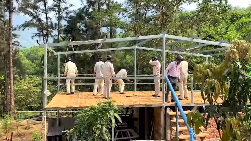 Lực lượng chức năng cưỡng chế tháo dỡ công trình vi phạm.