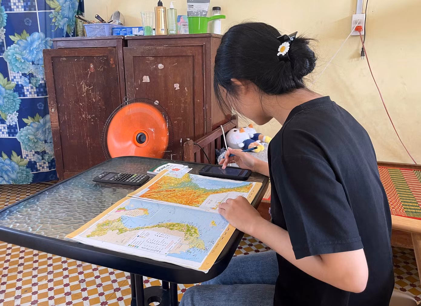 Em Huỳnh Thị Bạn (Làng Hy Vọng) năm nay có hai nguyện vọng vào ngành Kế toán và Ngôn ngữ Nhật. Ảnh: Nam Hoàng.