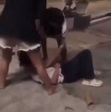 N.T. bị đánh hội đồng trong đêm, sau đó phải nhập viện vì ho ra máu, nói sảng, buồn nôn...