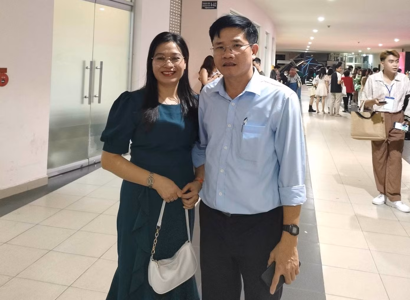 Mẹ đương kim HHVN hạnh phúc khi con gái đăng quang, còn bố không giấu được sự hồi hộp vì chưa được gặp con.