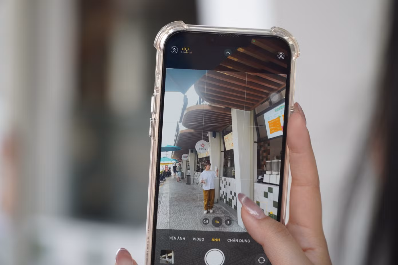 Những tay máy gen Z đổ về tuyến đường này đông nhất vào buổi sáng sớm và buổi chiều. Diệu Nhi (26 tuổi, Đăk Lăk) cho biết đang ở một khách sạn gần khu phố du lịch gần đường Nguyễn Văn Thoại. Trong khi dạo bộ thì Nhi phát hiện đoạn đường này quá dễ thương nên đã cùng nhóm bạn chụp rất nhiều ảnh.
