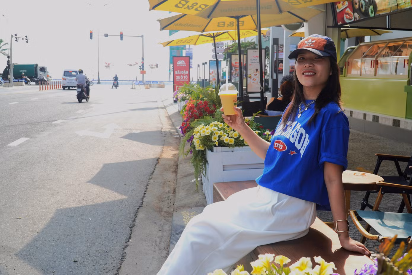 Hai bên đường còn có thêm những bồn hoa tạo điểm nhấn. Người dân cho hay khoảng một tuần trở lại đây, mỗi ngày đều tấp nập các bạn trẻ đến chụp ảnh khiến con phố nhộn nhịp, nhiều người biết đến.
