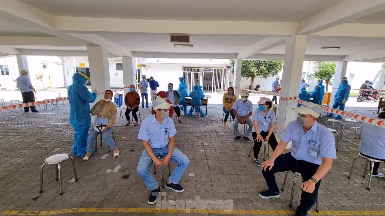Nhân viên y tế lấy mẫu xét nghiệm công nhân KCN Hòa Cầm. Ảnh: Thanh Trần.