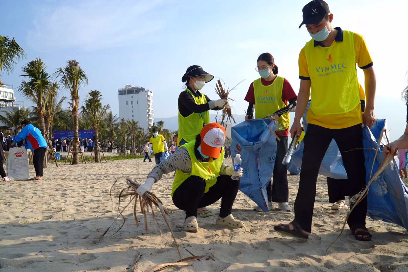 Hoàng Anh (20 tuổi, quận Liên Chiểu) chia sẻ rằng Đà Nẵng được đánh giá là thành phố đáng sống, không khí trong lành, môi trường xanh, sạch, đẹp nên việc đón rác, vệ sinh rất cần thiết. "Mình rất tự hào vì đi đâu cũng được khen biển Đà Nẵng vừa đẹp vừa sạch. Việc dọn rác hôm nay không chỉ để biển sạch hơn, mà còn nâng cao ý thức bảo vệ, giữ gìn vệ sinh môi trường cho tất cả người dân, du khách", Anh nói. Hoàng Anh (20 tuổi, quận Liên Chiểu) chia sẻ rằng Đà Nẵng được đánh giá là thành phố đáng sống, không khí trong lành, môi trường xanh, sạch, đẹp nên việc đón rác, vệ sinh rất cần thiết. "Mình rất tự hào vì đi đâu cũng được khen biển Đà Nẵng vừa đẹp vừa sạch. Việc dọn rác hôm nay không chỉ để biển sạch hơn, mà còn nâng cao ý thức bảo vệ, giữ gìn vệ sinh môi trường cho tất cả người dân, du khách", Anh nói.