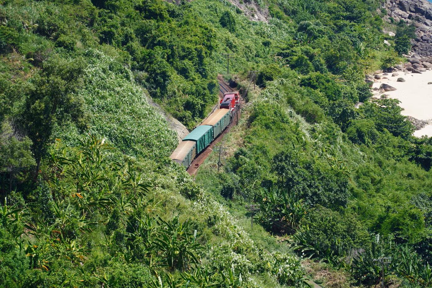 View ngắm tàu qua núi từ đèo Hải Vân. Ảnh: Thanh Hiền.