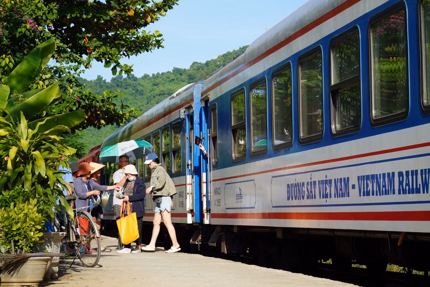 Ngày càng nhiều du khách chọn đi tàu để trải nghiệm. Ảnh: Thanh Hiền.