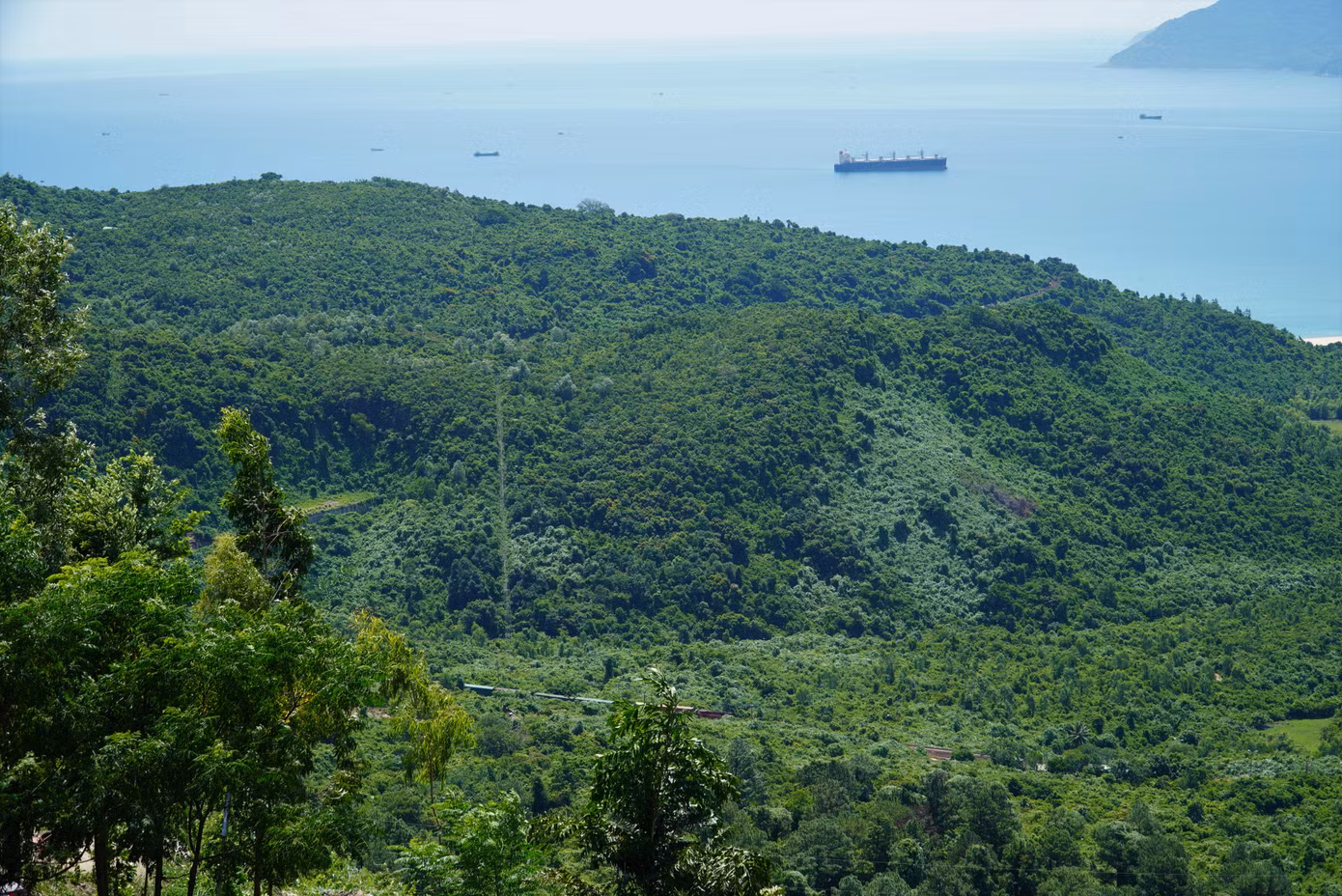 View ngắm tàu qua núi từ đèo Hải Vân. Ảnh: Thanh Hiền.
