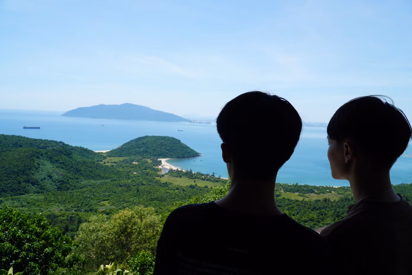 Một số quán cà phê trên đèo có view xem tàu hút bạn trẻ. Nguyễn Ngọc Thảo Anh (29 tuổi, quê Nam Định) chia sẻ rất thích thú khi được ngắm nhìn tàu qua núi. “Nghe bài hát đã lâu nhưng giờ mình mới được tận mắt xem. Không ngờ tàu đi qua cung đường đẹp đẽ, mang nhiều ý nghĩa văn hóa, lịch sử đến vậy. Chắc chắn mình sẽ trải nghiệm tuyến đường sắt này”, Thảo Anh nói. Ảnh: Thanh Hiền.