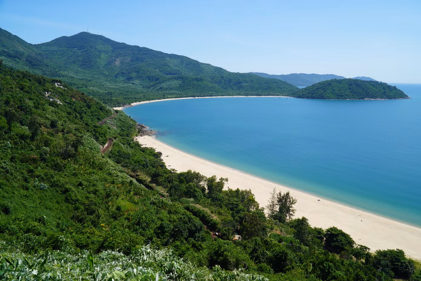View ngắm tàu qua núi từ đèo Hải Vân. Ảnh: Thanh Hiền.