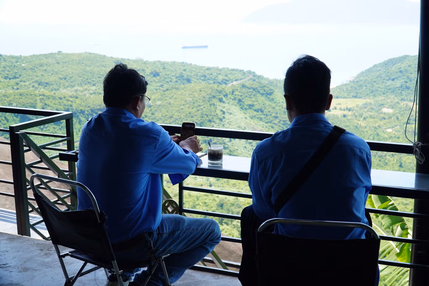 Một số quán cà phê trên đèo có view xem tàu hút bạn trẻ. Nguyễn Ngọc Thảo Anh (29 tuổi, quê Nam Định) chia sẻ rất thích thú khi được ngắm nhìn tàu qua núi. “Nghe bài hát đã lâu nhưng giờ mình mới được tận mắt xem. Không ngờ tàu đi qua cung đường đẹp đẽ, mang nhiều ý nghĩa văn hóa, lịch sử đến vậy. Chắc chắn mình sẽ trải nghiệm tuyến đường sắt này”, Thảo Anh nói. Ảnh: Thanh Hiền.