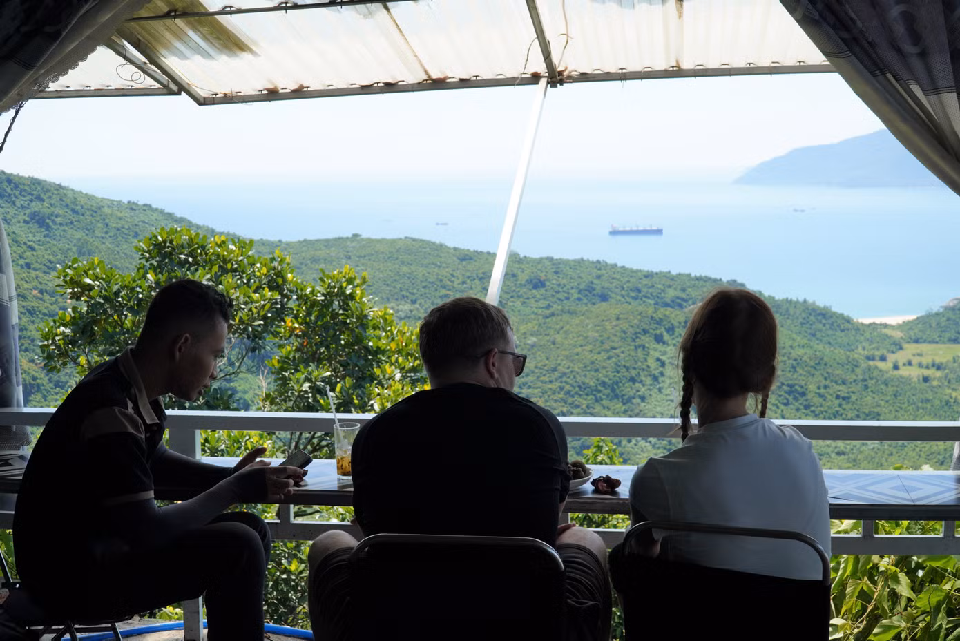 Một số quán cà phê trên đèo có view xem tàu hút bạn trẻ. Nguyễn Ngọc Thảo Anh (29 tuổi, quê Nam Định) chia sẻ rất thích thú khi được ngắm nhìn tàu qua núi. “Nghe bài hát đã lâu nhưng giờ mình mới được tận mắt xem. Không ngờ tàu đi qua cung đường đẹp đẽ, mang nhiều ý nghĩa văn hóa, lịch sử đến vậy. Chắc chắn mình sẽ trải nghiệm tuyến đường sắt này”, Thảo Anh nói. Ảnh: Thanh Hiền.