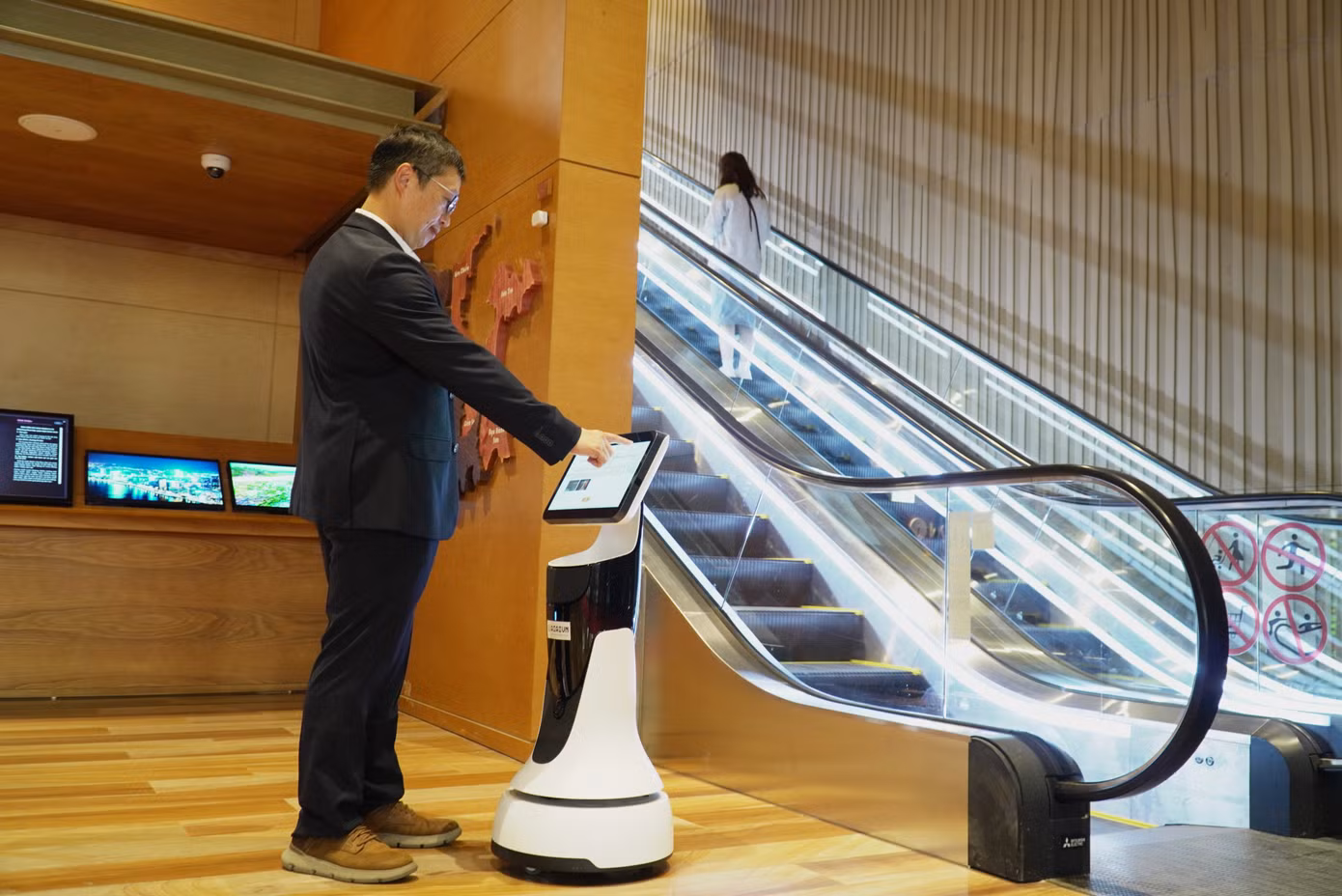 Bảo tàng còn trang bị robot dẫn đường, nói được nhiều thứ tiếng để hỗ trợ khách tham quan.
