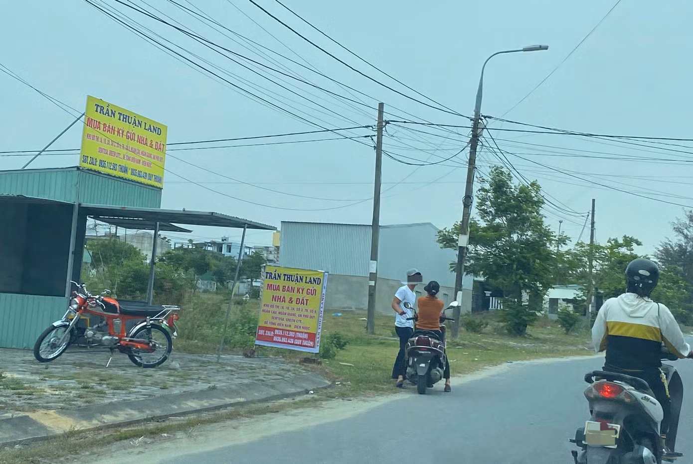 "Cò đất" săn đón khách hàng tại phường Điện Ngọc sau khi có chủ trương sáp nhập.