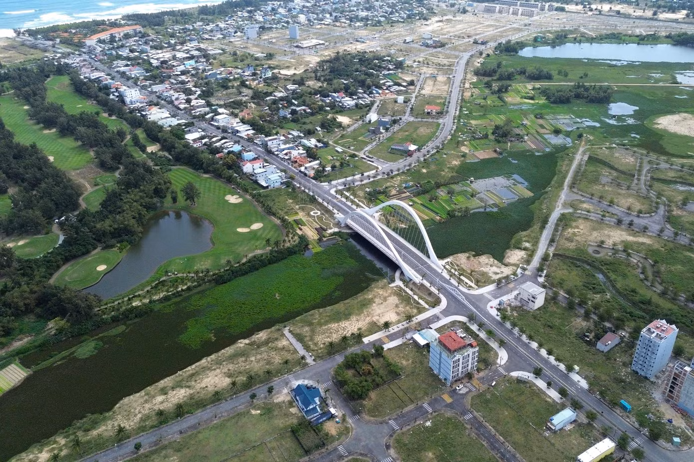 Đất các khu vực xung quanh trục đường Dũng Sĩ Điện Ngọc được rao bán với giá trên dưới 2,5 tỷ/lô.