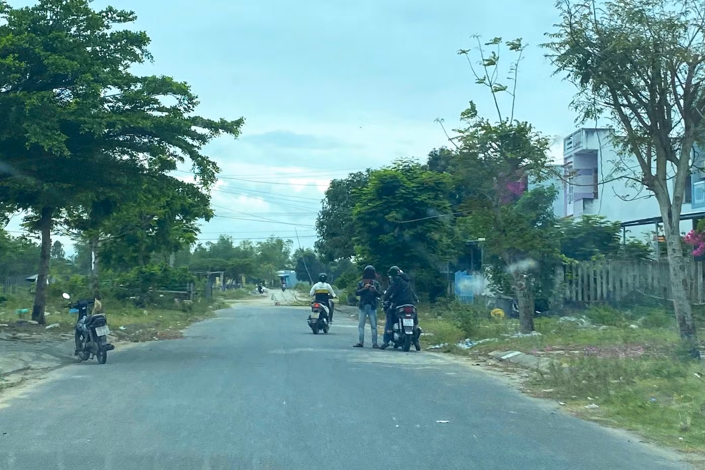 "Cò đất" săn đón khách hàng tại phường Điện Ngọc sau khi có chủ trương sáp nhập.