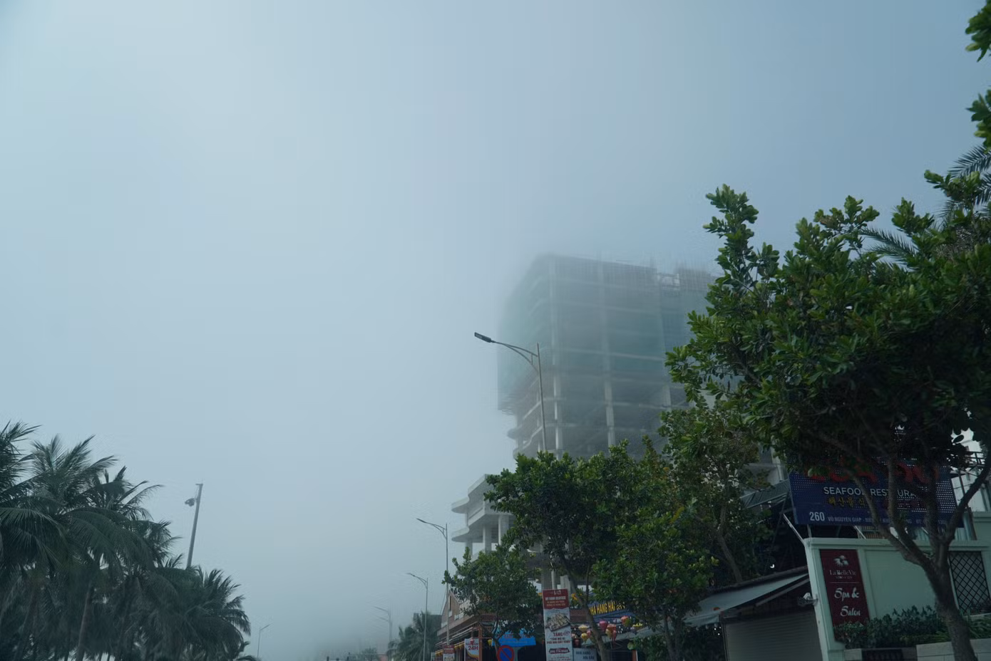 Sương mù xuất hiện làm tuyến đường biển ở Đà Nẵng huyền ảo như Đà Lạt.