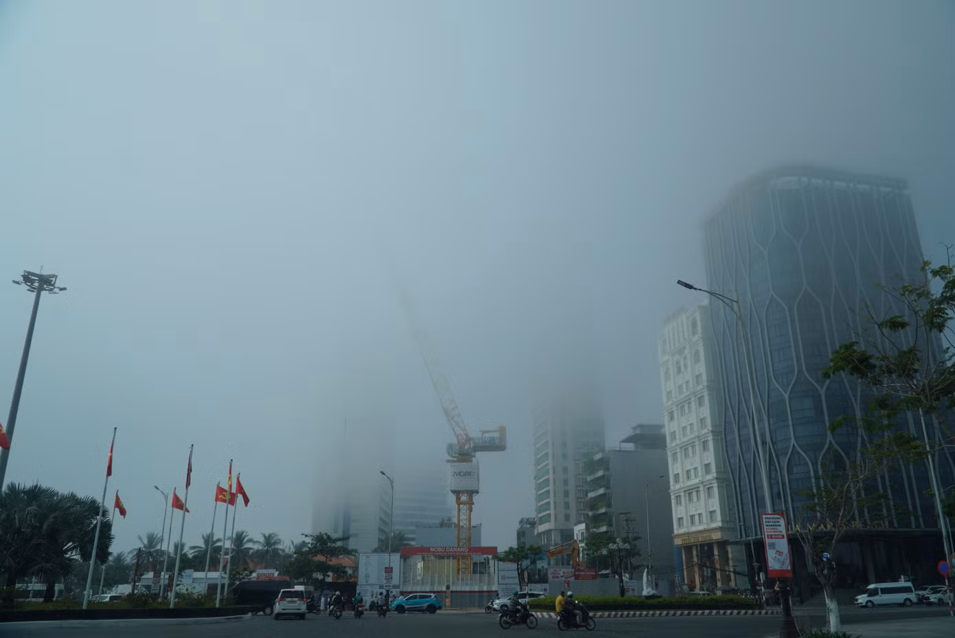Sương mù xuất hiện làm tuyến đường biển ở Đà Nẵng huyền ảo như Đà Lạt.