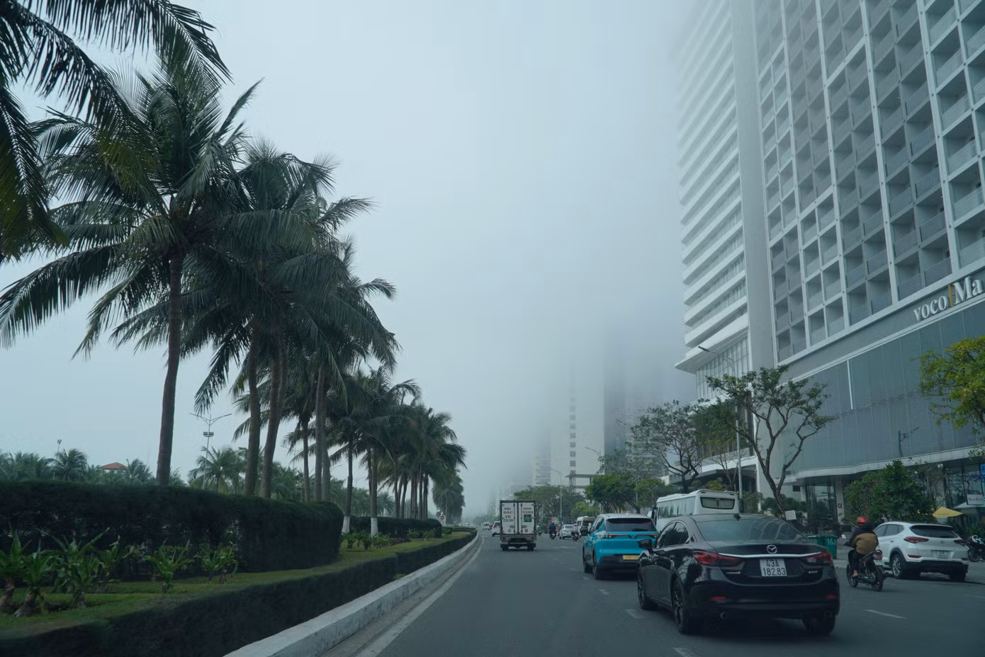 Nửa buổi sáng, đường phố vẫn đầy sương. Hiện tượng sương mù xảy ra khi độ ẩm trong không khí cao. Những ngày vừa qua trời Đà Nẵng mát mẻ, thỉnh thoảng có mưa nhẹ.