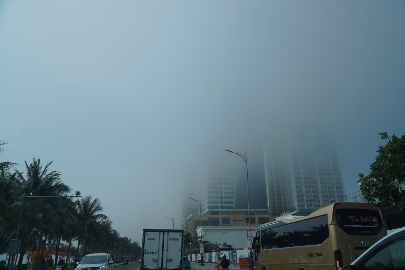 Sương mù xuất hiện làm tuyến đường biển ở Đà Nẵng huyền ảo như Đà Lạt.