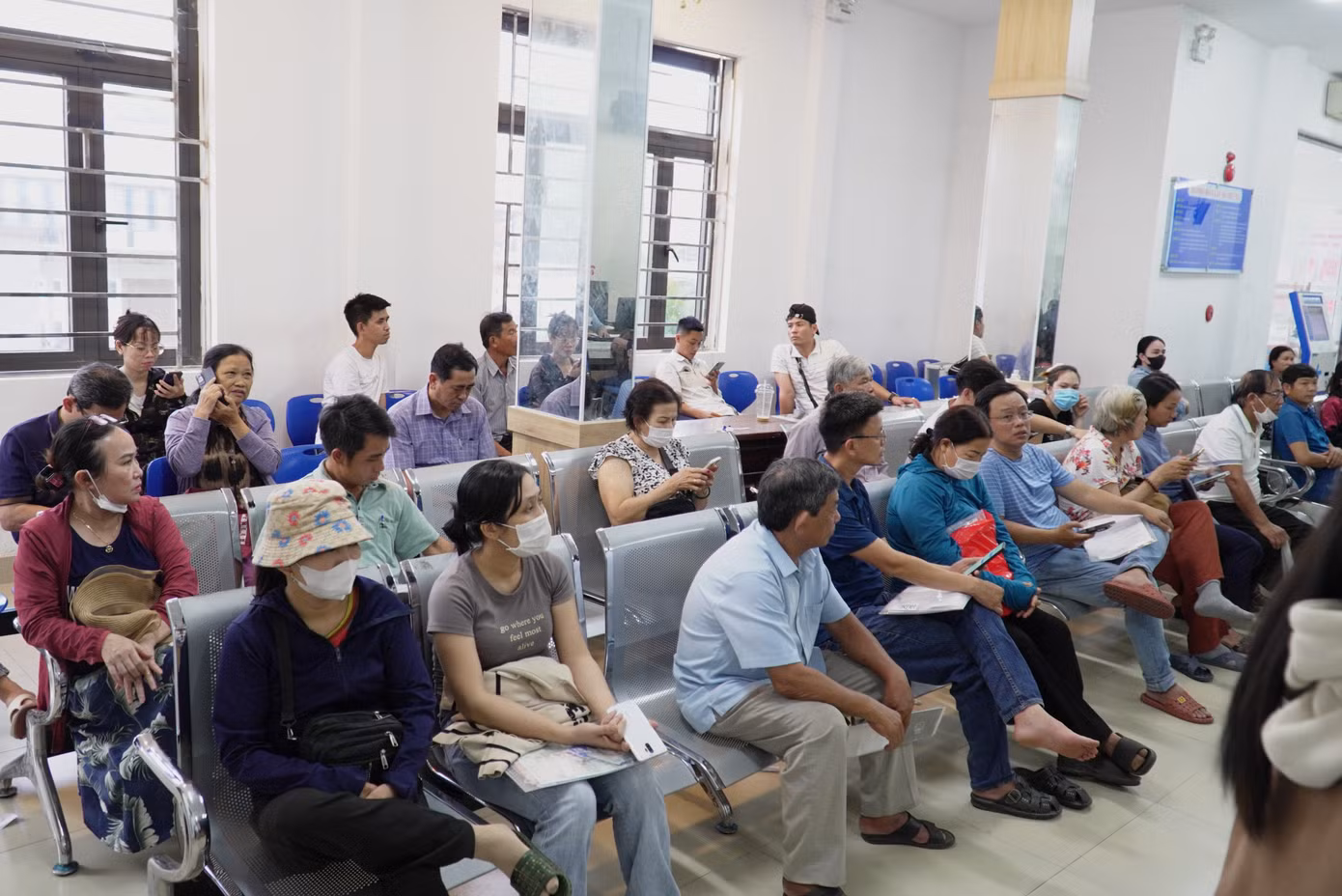 Ông cũng nhìn nhận thực tế người dân ào ào đi làm thủ tục đất đai trước khi thay đổi đơn vị hành chính. “Tâm lý bà con lo sợ sau này từ quận về xã, phường thì việc giải quyết thủ tục sẽ khó hơn. Chúng tôi cũng đã tuyên truyền cho người dân về vấn đề này”, ông nói.