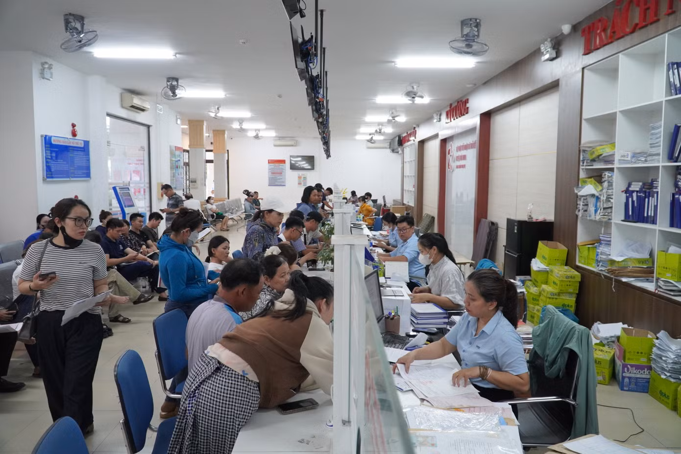 Quầy tiếp nhận hồ sơ chen chúc kẻ đứng người ngồi. Chia sẻ với Tiền Phong, nhiều người dân cho hay họ sốt sắng đi làm các giấy tờ đất đai như tách thửa, chuyển mục đích sử dụng... trước khi các đề án sáp nhập, sắp xếp địa giới hành chính có hiệu lực.