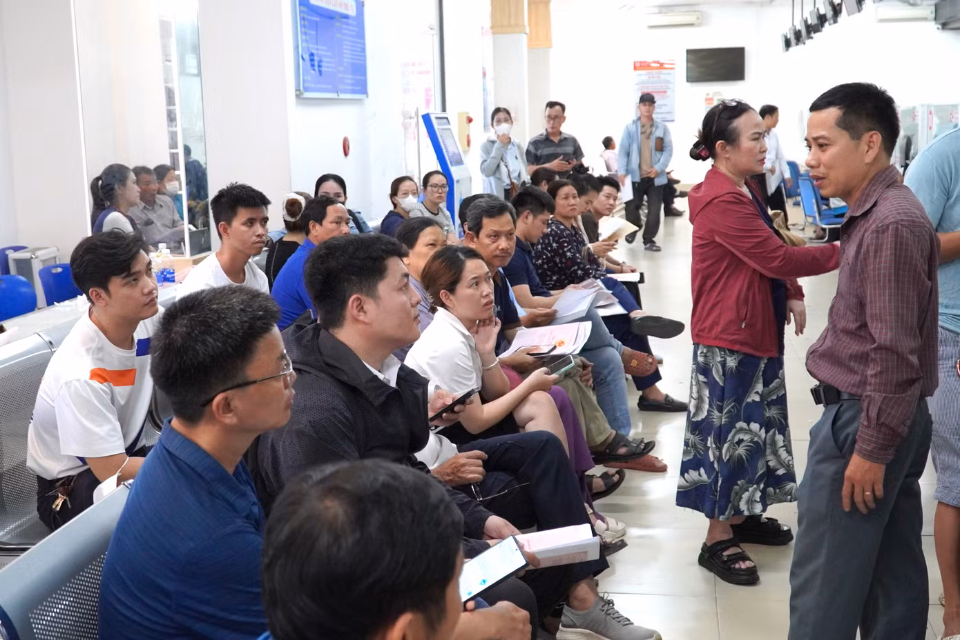 Hiện vào buổi sáng và cao điểm, quận đã bố trí thêm công chức văn phòng hướng dẫn, hỗ trợ công dân. Đồng thời lưu ý mỗi người dân không bấm nhiều số thứ tự.