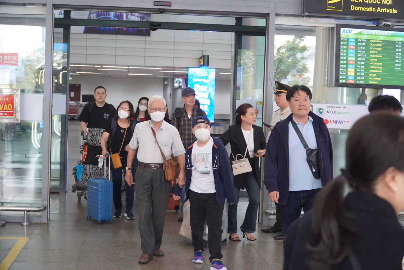 Những đoàn khách nối nhau xuống sân bay Đà Nẵng. Theo lịch hạ cánh, cứ khoảng 10 phút lại có một chuyến hạ cánh, chủ yếu từ Hà Nội và TP. Hồ Chí Minh. Ảnh: Thanh Hiền.