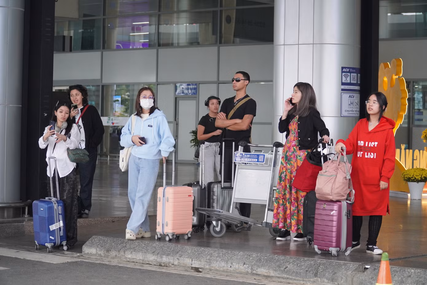 Không chỗ nào không có người lỉnh kỉnh tay xách nách mang về quê ăn Tết. Theo Cảng hàng không quốc tế Đà Nẵng, các ngày 26, 27 tháng Chạp là ngày cao điểm về khách thông qua cảng với xấp xỉ 150.000 khách (năm ngoái là 133.000 khách) với hơn 91.000 khách nội địa.