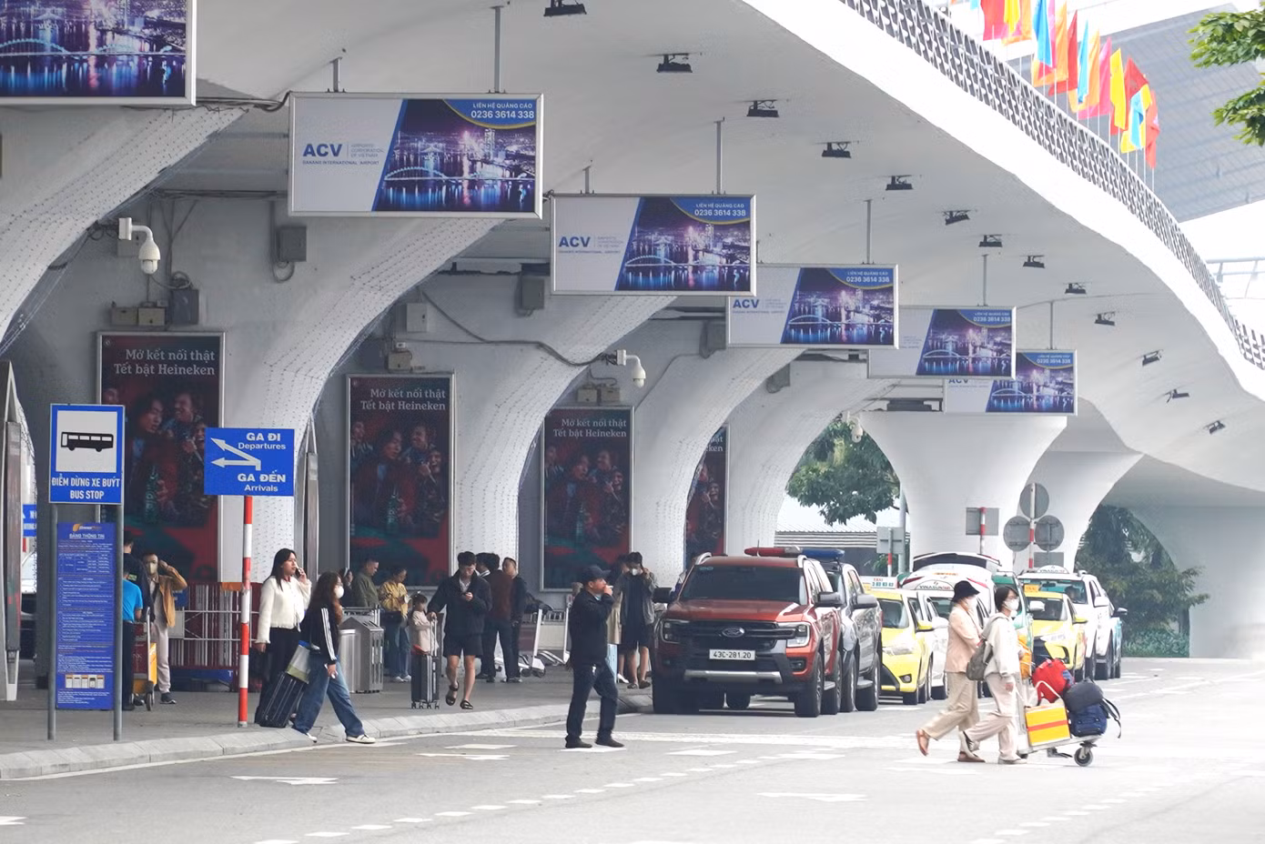 Không chỗ nào không có người lỉnh kỉnh tay xách nách mang về quê ăn Tết. Theo Cảng hàng không quốc tế Đà Nẵng, các ngày 26, 27 tháng Chạp là ngày cao điểm về khách thông qua cảng với xấp xỉ 150.000 khách (năm ngoái là 133.000 khách) với hơn 91.000 khách nội địa.