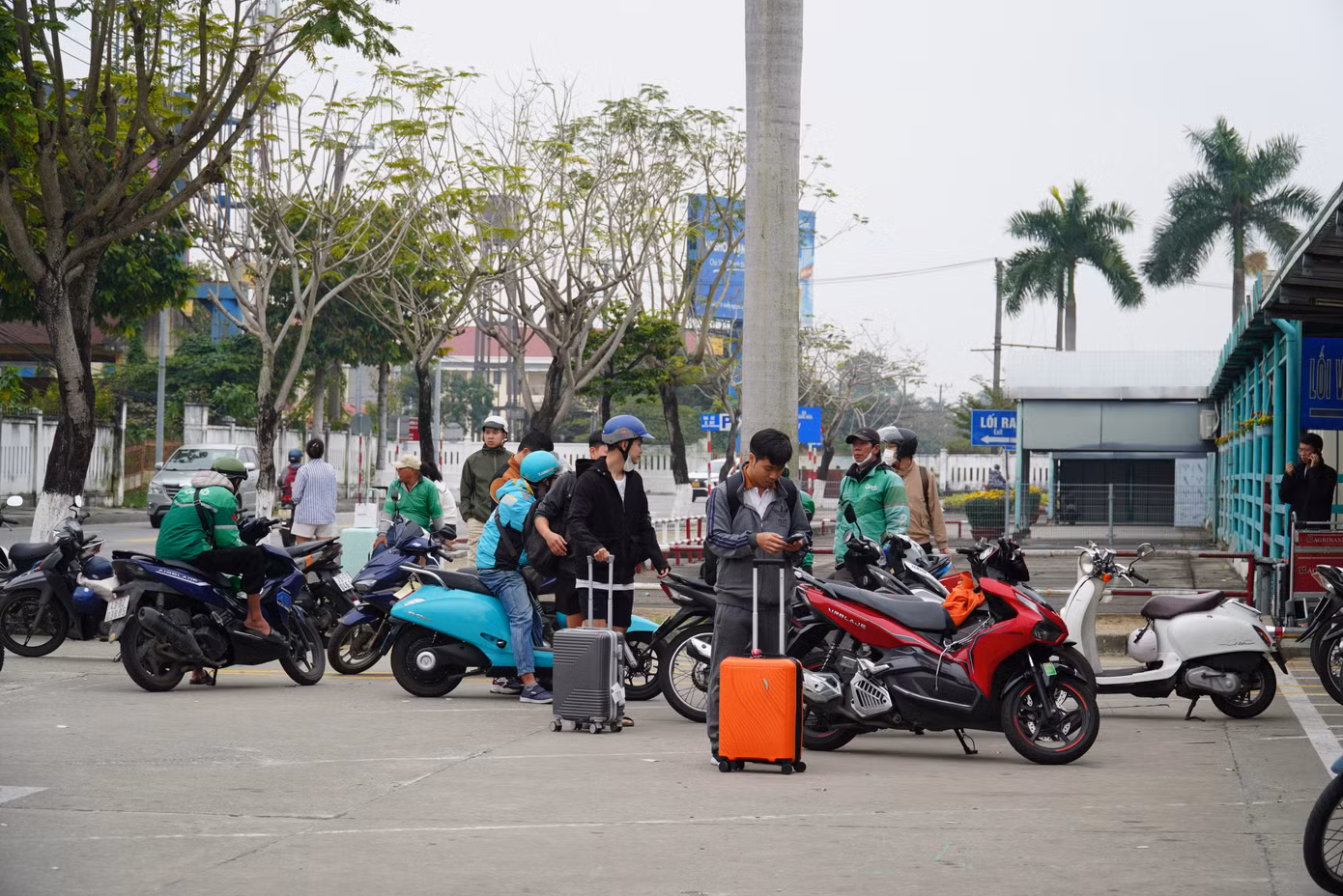 Khu vực đưa đón xe máy phía ngoài sân bay đông đúc khách. Chị Minh Hải (quận Hải Châu) cho hay vì sợ gần Tết tắc đường nên đã nhắn người nhà tới đón bằng xe máy. Chị đi từ TP. Hồ Chí Minh về và đánh giá, so với Tân Sơn Nhất, sân bay Đà Nẵng vẫn dễ thở hơn rất nhiều.