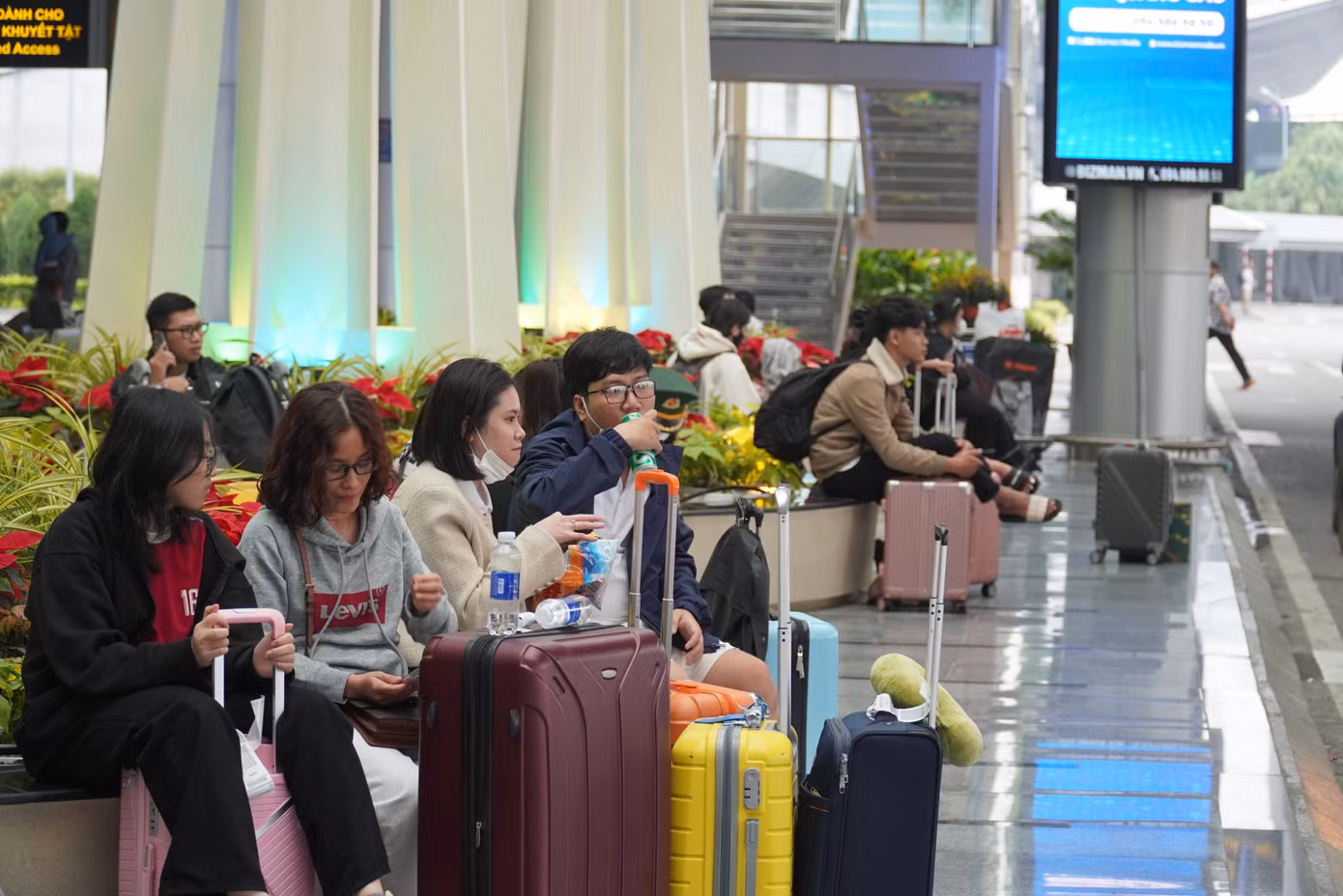 Không chỗ nào không có người lỉnh kỉnh tay xách nách mang về quê ăn Tết. Theo Cảng hàng không quốc tế Đà Nẵng, các ngày 26, 27 tháng Chạp là ngày cao điểm về khách thông qua cảng với xấp xỉ 150.000 khách (năm ngoái là 133.000 khách) với hơn 91.000 khách nội địa.