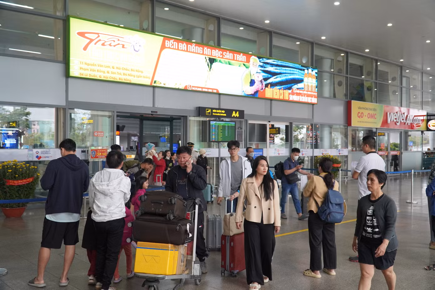 Không chỗ nào không có người lỉnh kỉnh tay xách nách mang về quê ăn Tết. Theo Cảng hàng không quốc tế Đà Nẵng, các ngày 26, 27 tháng Chạp là ngày cao điểm về khách thông qua cảng với xấp xỉ 150.000 khách (năm ngoái là 133.000 khách) với hơn 91.000 khách nội địa.