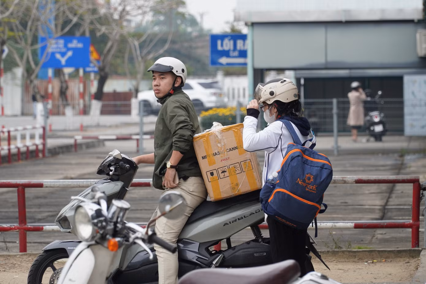 Khu vực đưa đón xe máy phía ngoài sân bay đông đúc khách. Chị Minh Hải (quận Hải Châu) cho hay vì sợ gần Tết tắc đường nên đã nhắn người nhà tới đón bằng xe máy. Chị đi từ TP. Hồ Chí Minh về và đánh giá, so với Tân Sơn Nhất, sân bay Đà Nẵng vẫn dễ thở hơn rất nhiều.