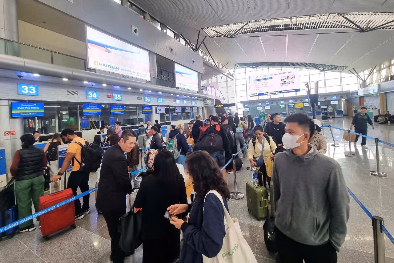 Không chỉ đông khách đến, lượng khách đi tại ga quốc nội cũng tấp nập. Anh Nguyễn Hoàng (41 tuổi) cho hay vừa kết thúc công việc chiều 24/1, cả nhà anh thu xếp để về Hà Nội ăn Tết ngay trong ngày 25/1. Cả nhà phải đến sân bay sớm gần 2 tiếng đề phòng trục trặc.