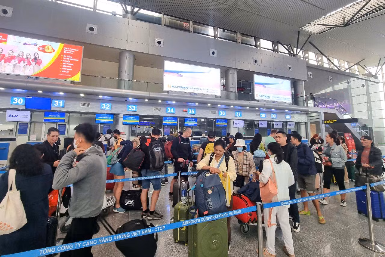Để phục vụ tốt hành khách, sân bay Đà Nẵng thực hiện nhiều biện pháp về bảo đảm trật tự, an toàn giao thông dịp cuối năm, Tết Nguyên đán và mùa Lễ hội xuân Ất Tỵ