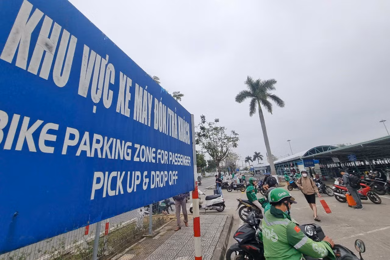 Khu vực đưa đón xe máy phía ngoài sân bay đông đúc khách. Chị Minh Hải (quận Hải Châu) cho hay vì sợ gần Tết tắc đường nên đã nhắn người nhà tới đón bằng xe máy. Chị đi từ TP. Hồ Chí Minh về và đánh giá, so với Tân Sơn Nhất, sân bay Đà Nẵng vẫn dễ thở hơn rất nhiều.