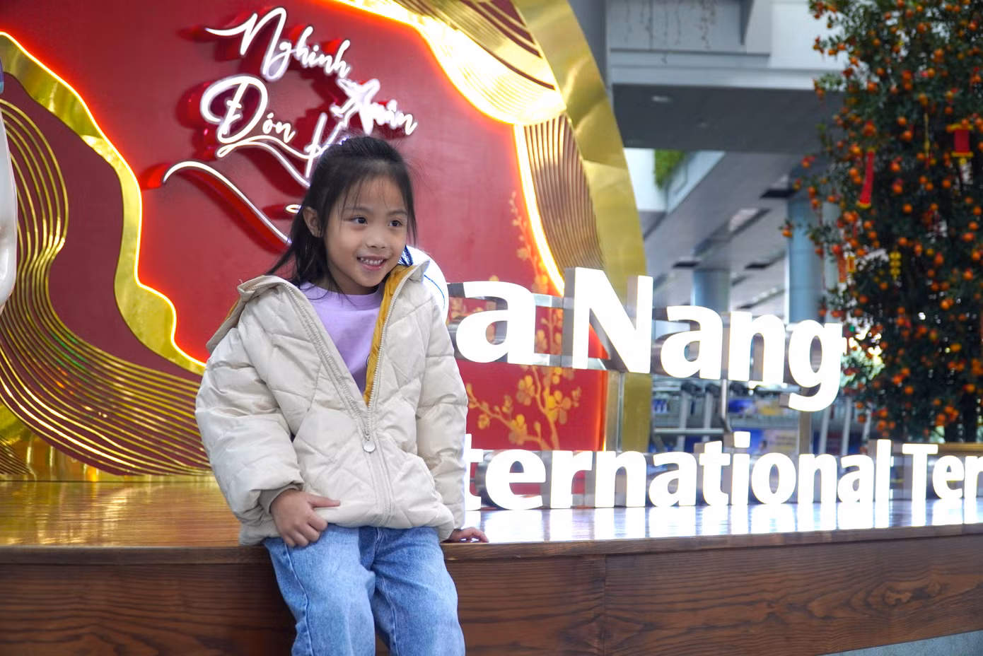 Không khí Tết ngập tràn sân bay Đà Nẵng. Cảng hàng không quốc tế Đà Nẵng cho hay, tất cả các hoạt động xây dựng, cải tạo, sửa chữa trên khu bay và trong các nhà ga hành khách đã hoàn thành, bảo đảm không có hoạt động cải tạo sửa chữa trong thời gian cao điểm Tết.