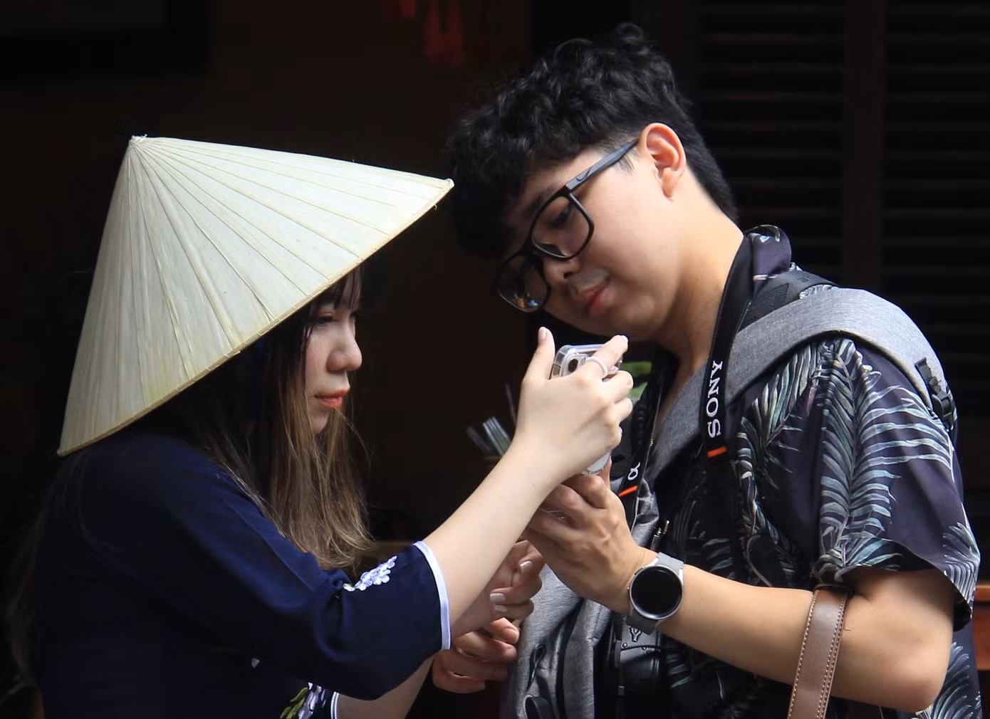 Nhân viên một nhà hàng hỗ trợ thông tin cho du khách. Hiện du khách đã tỏa đi nhiều con đường trong phố cổ. Hôm qua khi nước chưa rút, ngoài đi ghe, họ chỉ có thể tản bộ trên các tuyến đường Trần Phú, Hai Bà Trưng... không bị ngập.