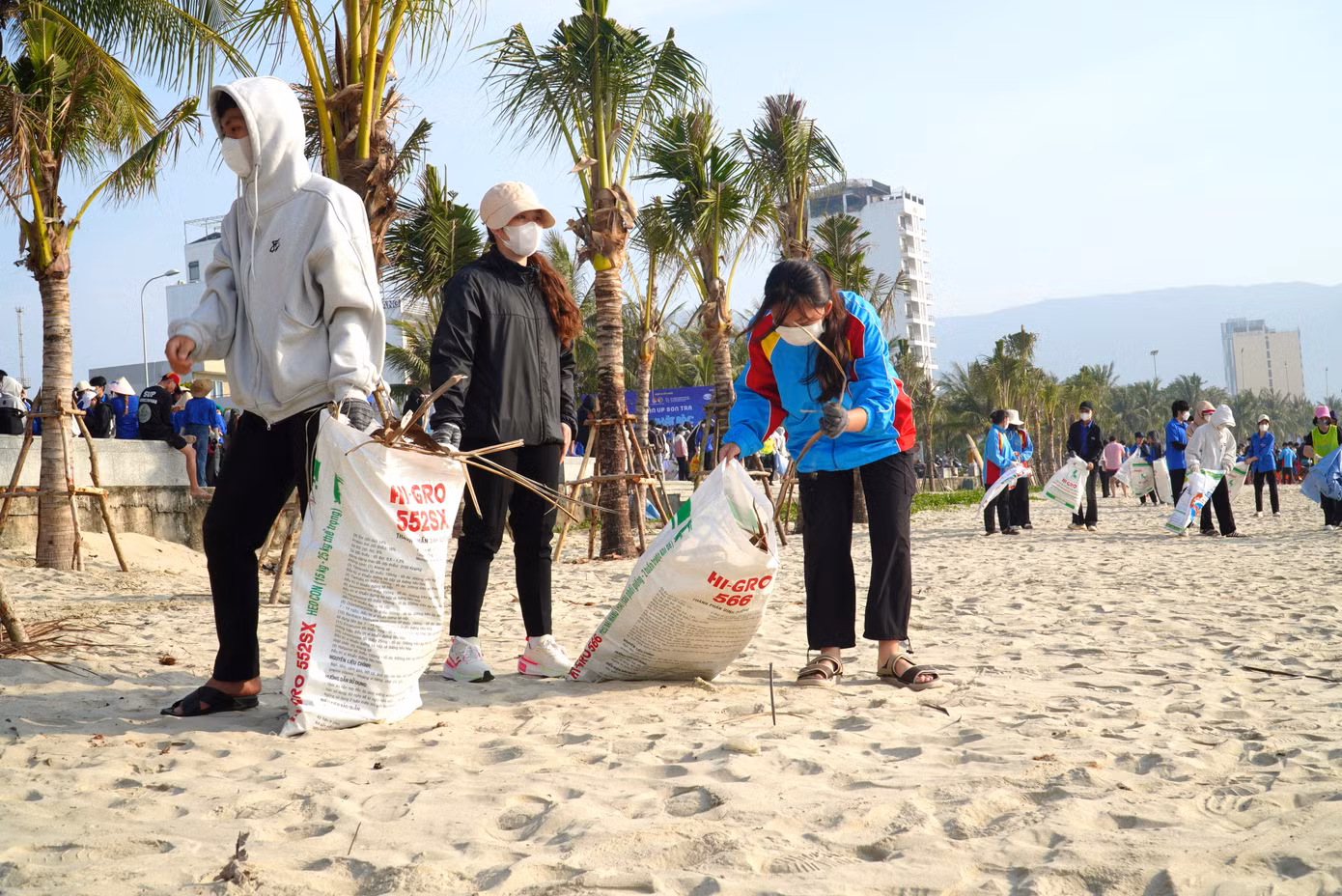 Hoàng Anh (20 tuổi, quận Liên Chiểu) chia sẻ rằng Đà Nẵng được đánh giá là thành phố đáng sống, không khí trong lành, môi trường xanh, sạch, đẹp nên việc đón rác, vệ sinh rất cần thiết. "Mình rất tự hào vì đi đâu cũng được khen biển Đà Nẵng vừa đẹp vừa sạch. Việc dọn rác hôm nay không chỉ để biển sạch hơn, mà còn nâng cao ý thức bảo vệ, giữ gìn vệ sinh môi trường cho tất cả người dân, du khách", Anh nói. Hoàng Anh (20 tuổi, quận Liên Chiểu) chia sẻ rằng Đà Nẵng được đánh giá là thành phố đáng sống, không khí trong lành, môi trường xanh, sạch, đẹp nên việc đón rác, vệ sinh rất cần thiết. "Mình rất tự hào vì đi đâu cũng được khen biển Đà Nẵng vừa đẹp vừa sạch. Việc dọn rác hôm nay không chỉ để biển sạch hơn, mà còn nâng cao ý thức bảo vệ, giữ gìn vệ sinh môi trường cho tất cả người dân, du khách", Anh nói.