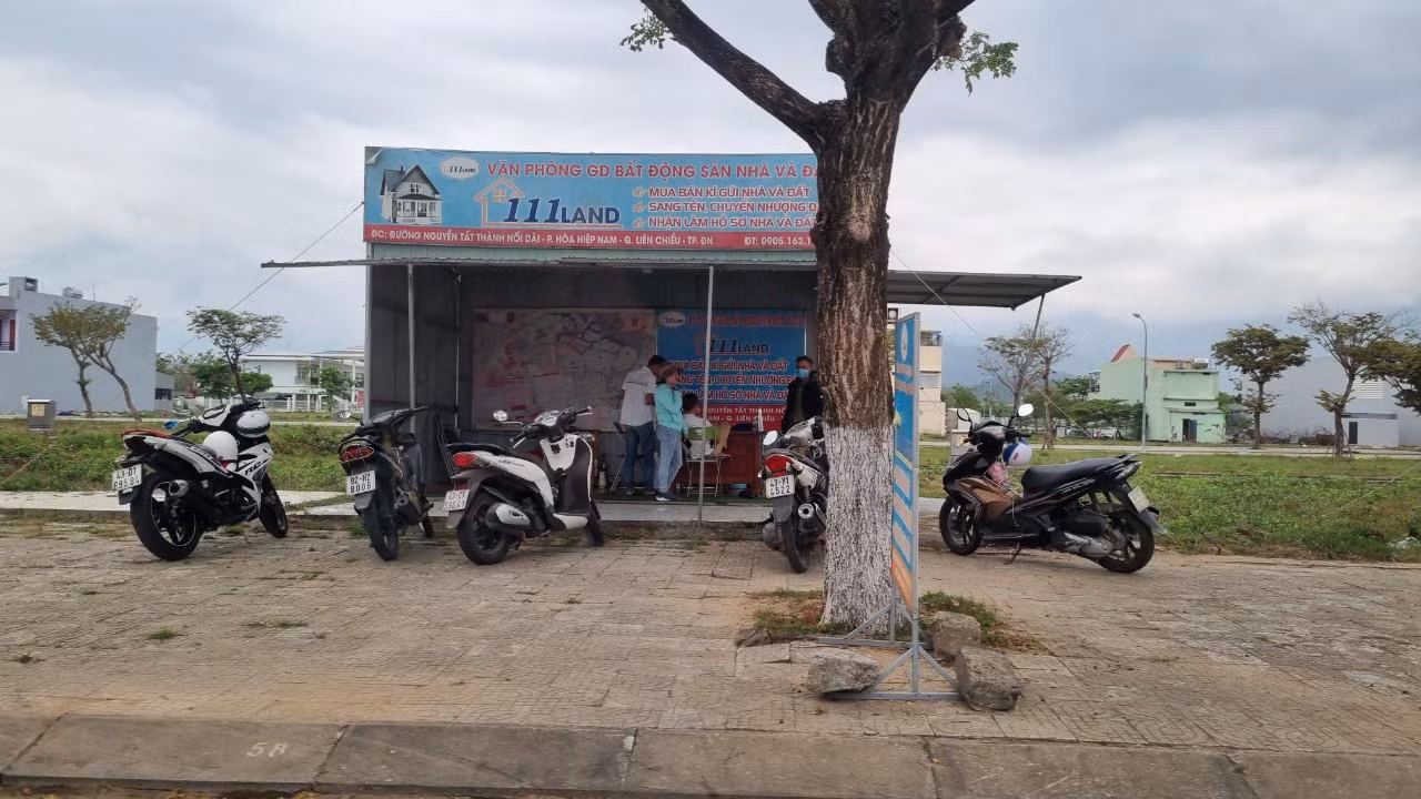 Các ki-ốt bất động sản hoạt động sôi nổi trước thông tin giá đất Đà Nẵng tăng. Ảnh: Thanh Trần.